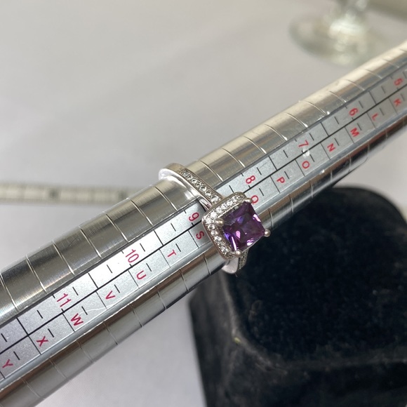 Beautiful purple and clear cubicle zirconia stone ring - Picture 10 of 12